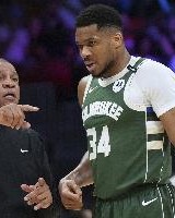 里弗斯：准备让字母哥打控卫 跟他说这个时他以为我疯了