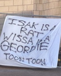 开运体育手机APP下载-恨之入骨！纽卡球迷在主场放标语：伊萨克，叛徒！维萨，自家人