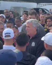 球迷闯入训练场对话内马尔：你是队内明星，你都哭了其他人怎么办