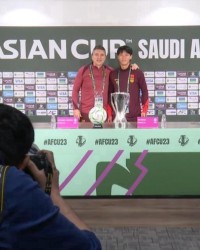 kaiyun sports-与奖杯合影！安东尼奥：我们怀揣巨大梦想 胡荷韬：希望创造历史